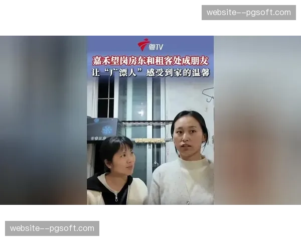 特写：一位身处偏远地区的球迷，通过低延迟卫星互联网连入VR观赛，与现场观众同步欢呼