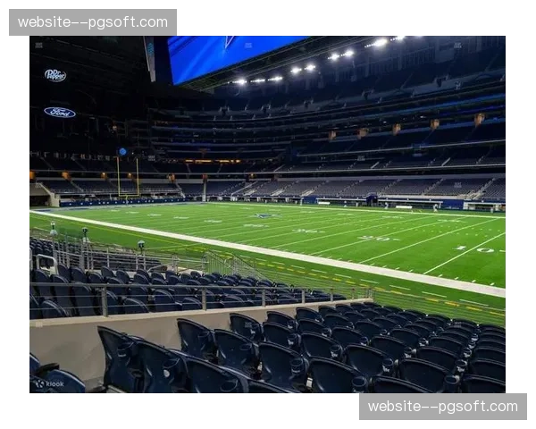 达拉斯牛仔队主场AT&T体育场,工作人员正为即将到来的NFL选秀搭建舞台 达拉斯牛仔队主场AT&T体育场,工作人员正为即将到来的NFL选秀搭建舞台