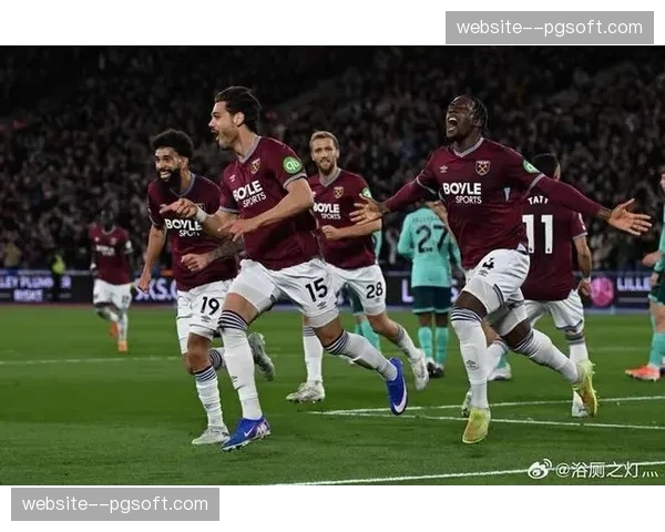 西汉姆联4-0大胜狼队，莫耶斯战术调整见效